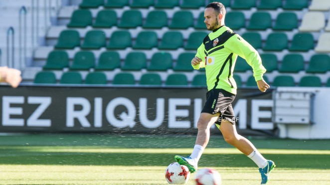 Iván Sánchez en un entrenamiento con el Elche / Elche C.F. Oficial Iván Sánchez en un entrenamiento con el Elche / Elche C.F. Oficial
