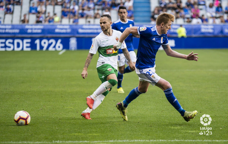 El jugador del Elche Iván Sánchez durante un partido ante el Real Oviedo / LFP