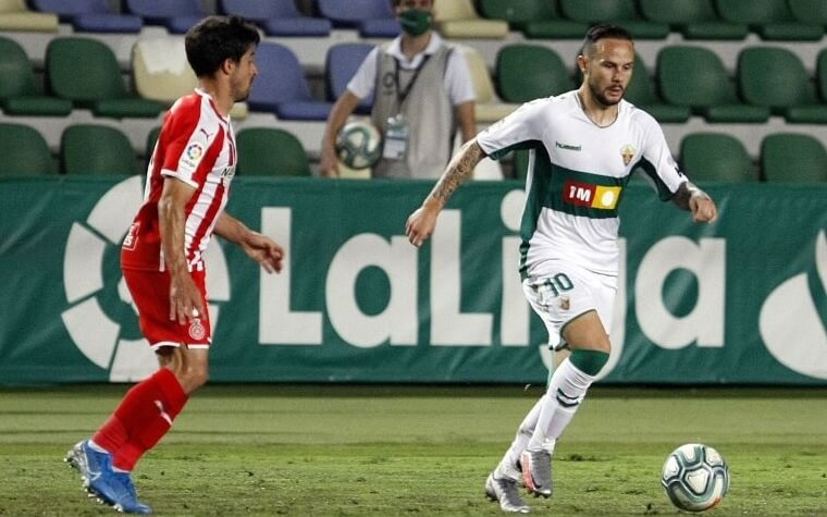 El jugador Iván Sánchez controla un balón durante un partido entre Elche y Girona, del playoff de ascenso a Primera / LFP