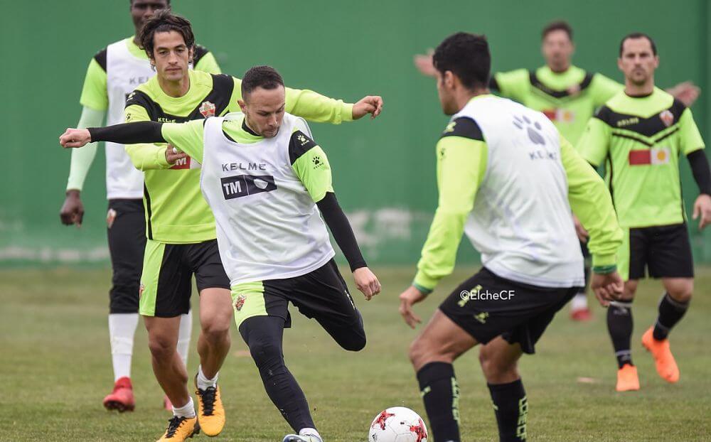 Iván Sánchez realiza un disparo durante un entrenamiento con el Elche / Sonia Arcos - Elche C.F. Oficial Iván Sánchez realiza un disparo durante un entrenamiento con el Elche / Sonia Arcos - Elche C.F. Oficial