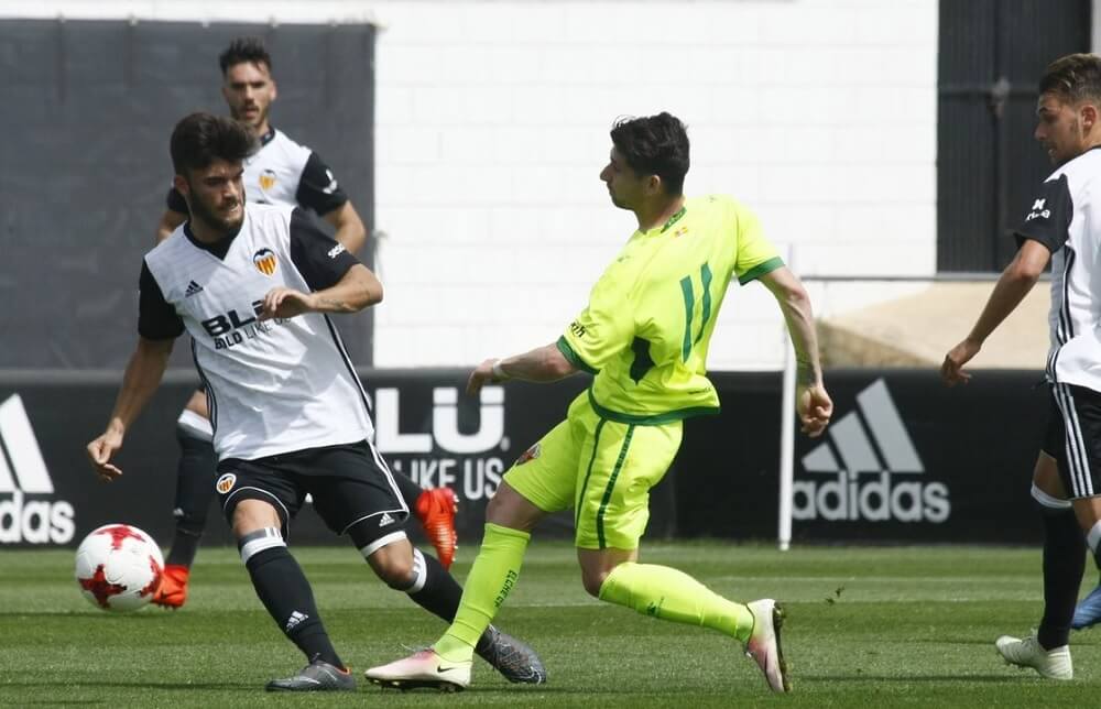 El jugador del Elche Javi Flores pelea un balón ante un rival del Valencia Mestalla /Cristina Pallarés - Valencia C.F. El jugador del Elche Javi Flores pelea un balón ante un rival del Valencia Mestalla /Cristina Pallarés - Valencia C.F.