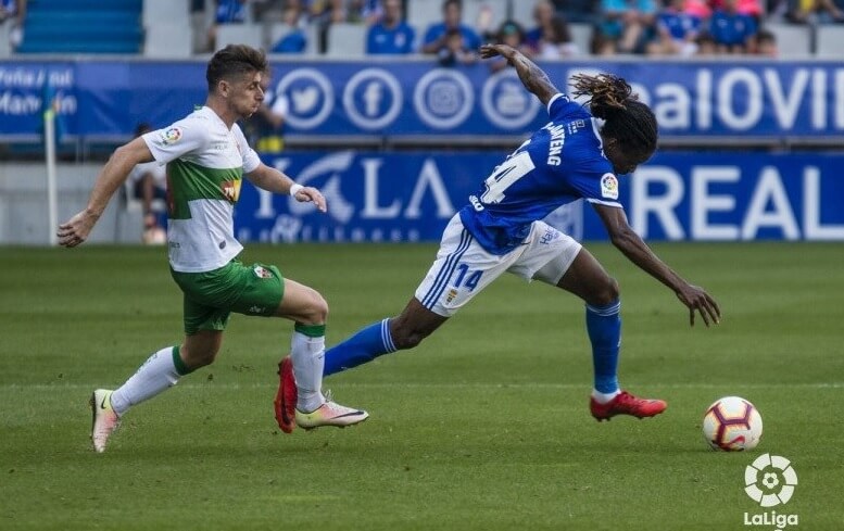 El jugador del Elche Javi Flores pelea un balón durante un partido ante el Real Oviedo / LFP