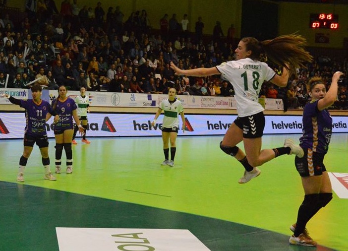 Jennifer Gutiérrez, en una jugada en el Esperanza Lag / CBM Elche