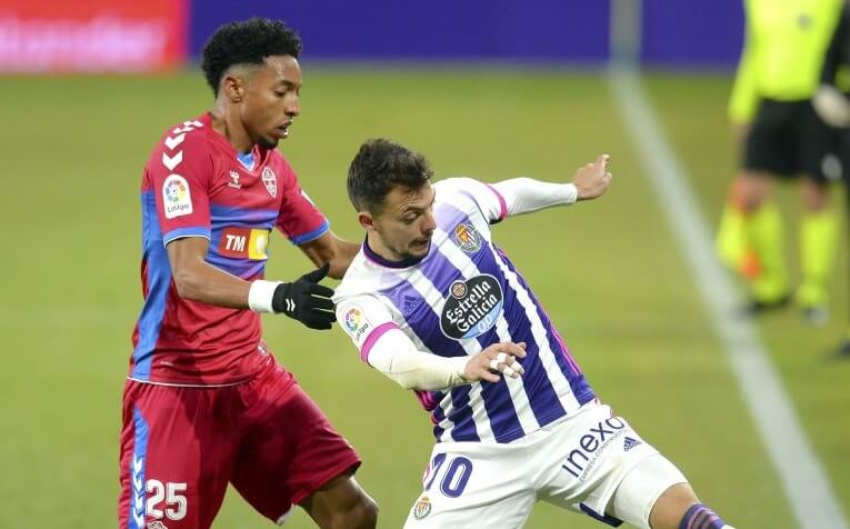 Johan Mojica durante un partido entre Valladolid y Elche / LaLiga