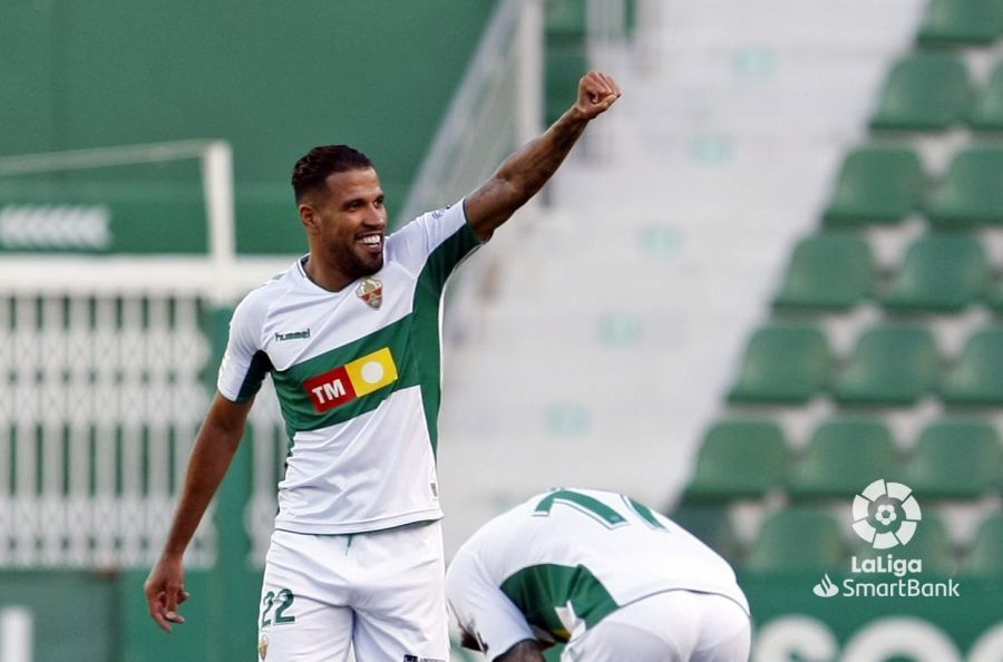 El jugador del Elche CF, Jonathas, celebra un gol ante el Extremadura en la temporada 19-20 / LFP