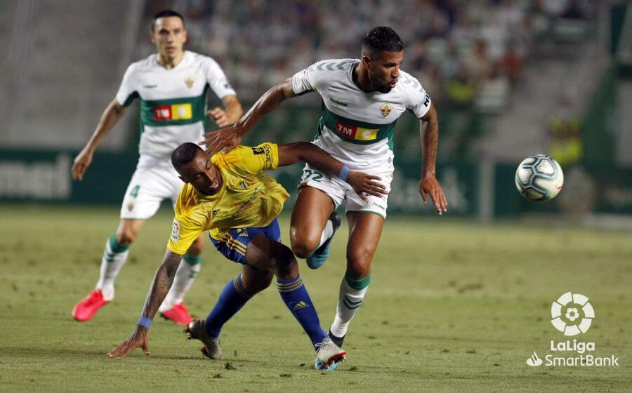 El jugador del Elche CF, Jonathas, pelea un balón durante un partido ante el Cádiz / LFP