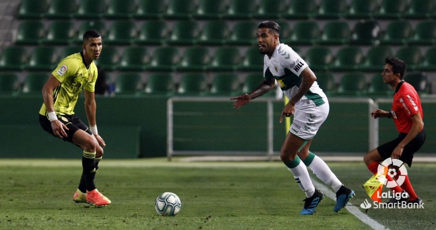 El jugador del Elche CF, Jonathas, controla un balón durante un partido ante el Real Zaragoza en el playoff de ascenso a Primera / LFP El jugador del Elche CF, Jonathas, controla un balón durante un partido ante el Real Zaragoza en el playoff de ascenso a Primera / LFP