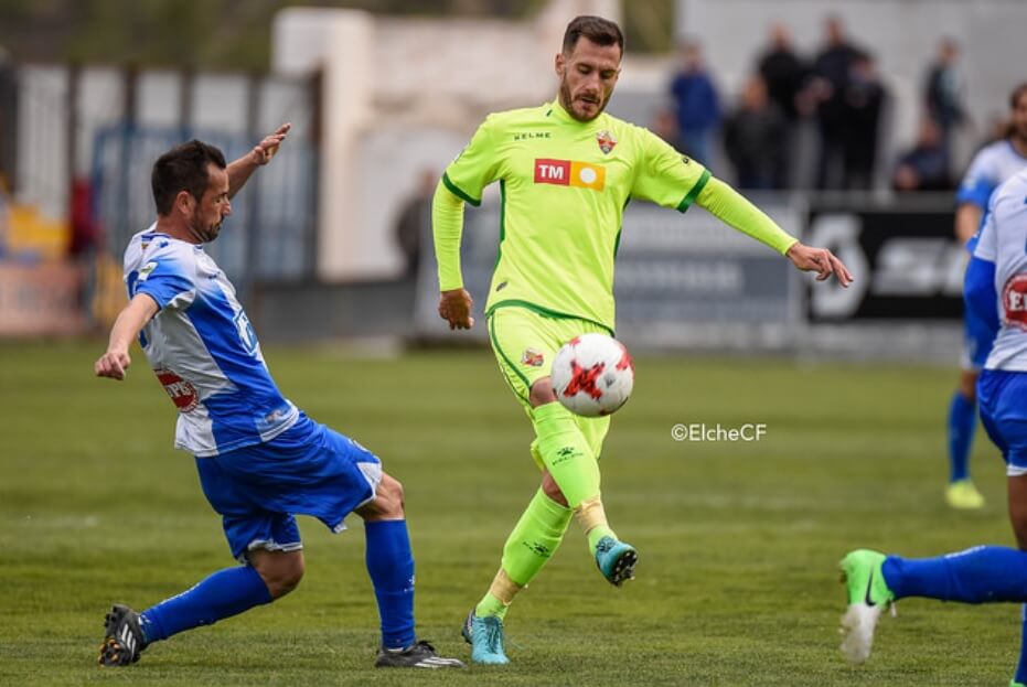 El jugador del Elche Jony Ñíguez conduce el balón durante un partido ante el CD Alcoyano / Sonia Arcos - Elche C.F.