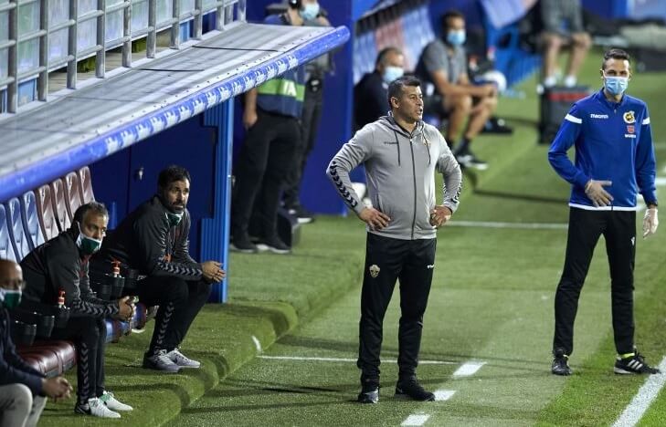 El entrenador Jorge Almirón dirige al Elche en Ipurúa ante el Eibar / LaLiga