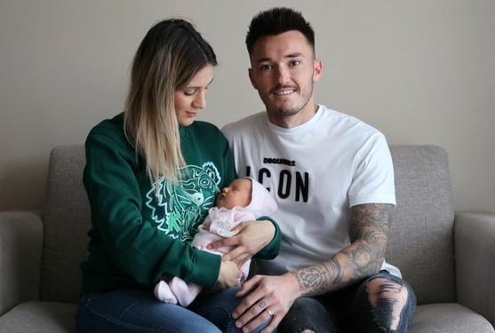 Nico Rodríguez posa con Josan durante la rueda de prensa de su renovación / Sonia Arcos - Elche CF
