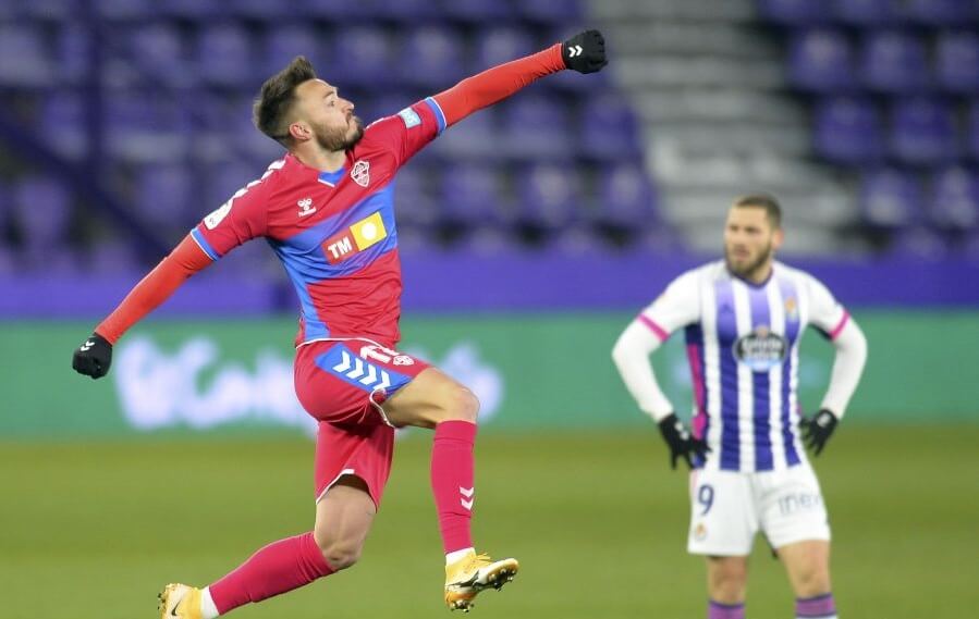 El jugador del Elche, Josan, celebra un gol ante el Real Valladolid / LaLiga