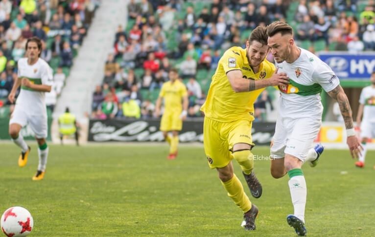 Josan pelea un balón ante un rival del Villarreal B / Sonia Arcos - Elche C.F.