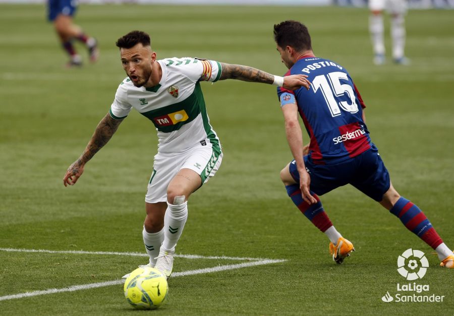 Josan controla un balón ante el Levante / LaLiga