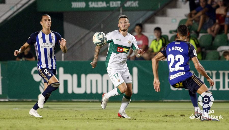 El jugador del Elche, Josan, pelea un balón durante un encuentro ante la Ponferradina / LFP El jugador del Elche, Josan, pelea un balón durante un encuentro ante la Ponferradina / LFP