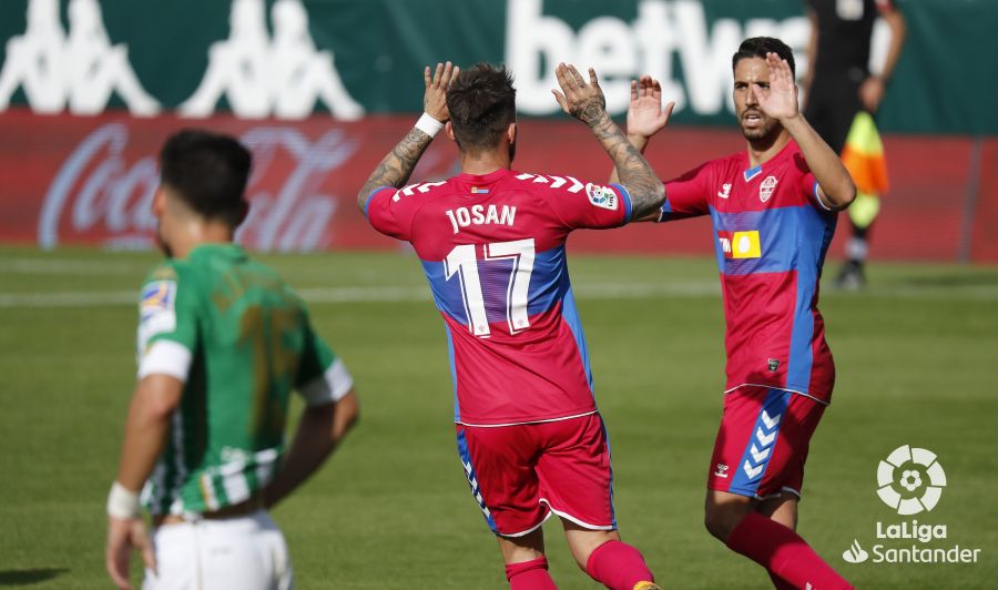 Josan y Fidel celebran el gol del primero ante el Betis / LaLiga