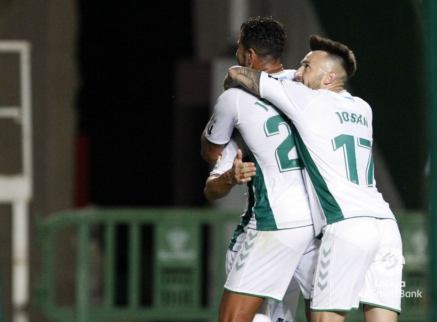 Los jugadores del Elche CF, Josan y Jonathas, celebran un gol ante el Albacete en la temporada 19-20 / LFP