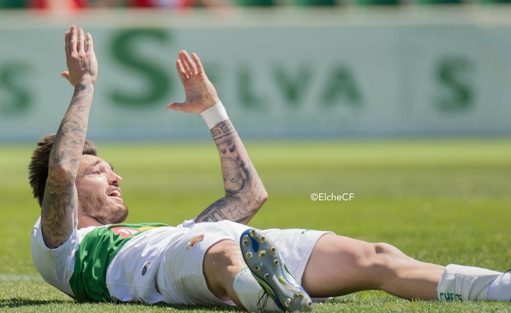 El jugador del Elche Josan reclama un penalti en un partido ante el Mallorca / Sonia Arcos - Elche C.F.