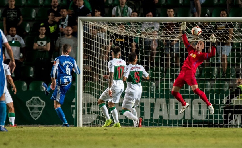 El portero José Juan detiene un balón durante el partido ante el Deportivo de la Coruña | Sonia Arcos - Elche C.F. El portero José Juan detiene un balón durante el partido ante el Deportivo de la Coruña | Sonia Arcos - Elche C.F.