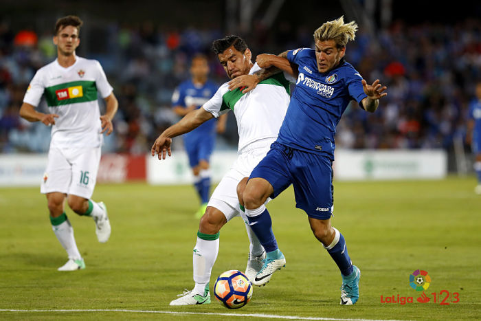 Josete pelea un balón ante un rival del Getafe / LFP