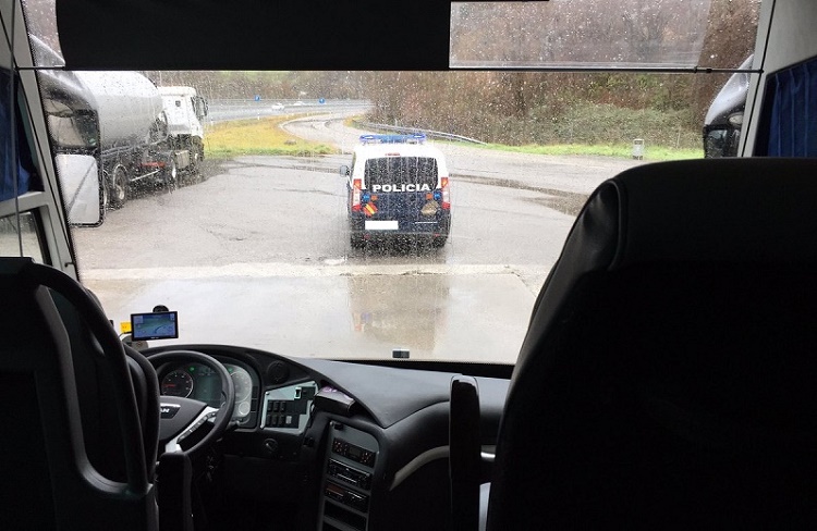 La Policía detiene el autobús de Jove Elx en Oviedo La Policía detiene el autobús de Jove Elx en Oviedo