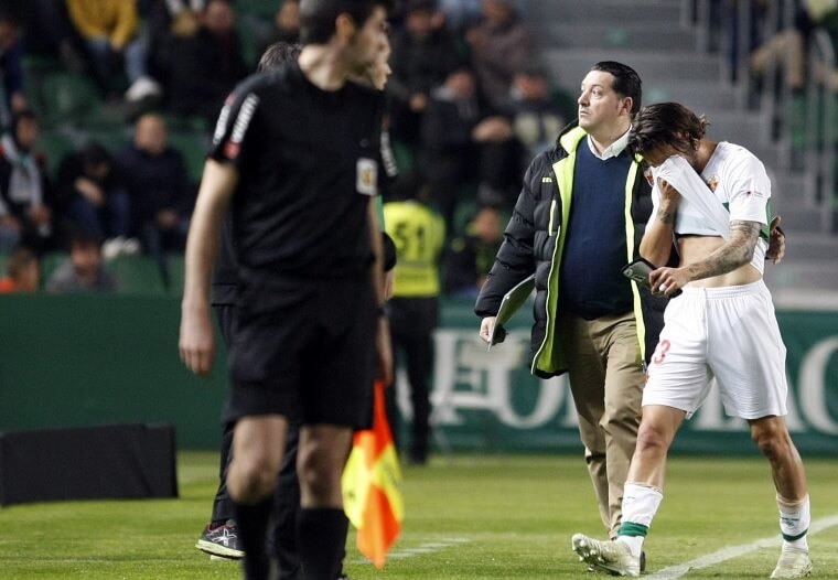 Juan Cruz abandona el Martínez Valero tras ser expulsado ante el Cádiz / LFP