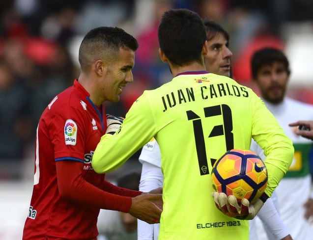 Juan Carlos habla con Julio Álvarez antes del penalti / LFP