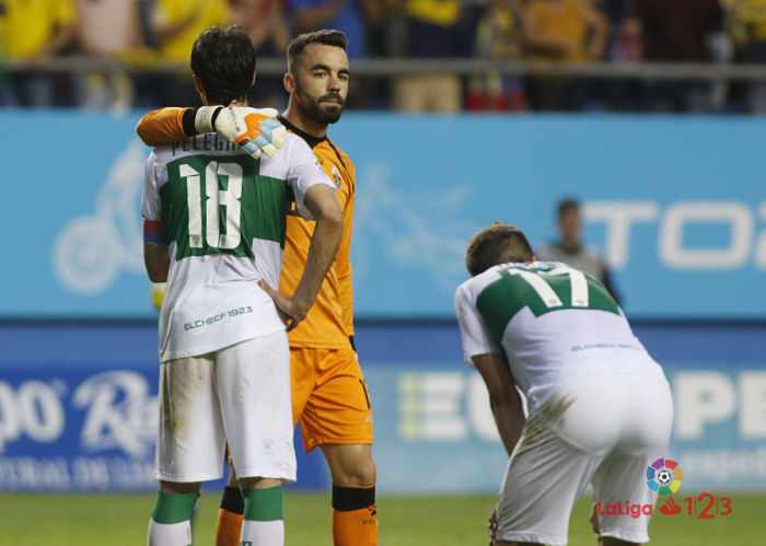 Juan Carlos abraza a Pelegrín tras el descenso del Elche a Segunda B / LFP