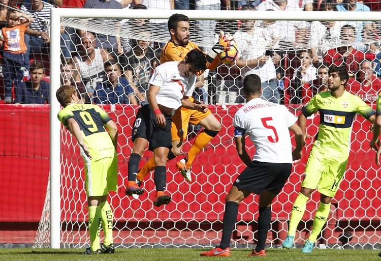 Juan Carlos detiene un balón ante el Sevilla Atlético / LFP
