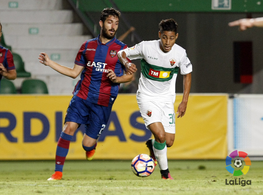 Leomar Pinto durante un partido con el Elche / LFP