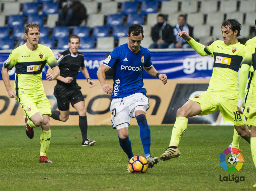 Linares controla un balón ante Pelegrín / LFP Linares controla un balón ante Pelegrín / LFP