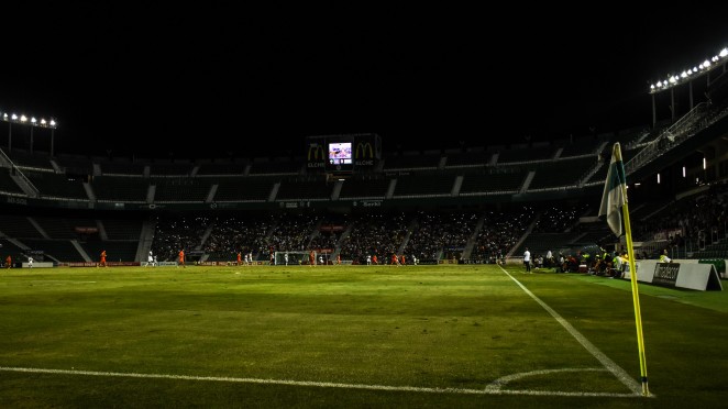 Momento del encendido de linternas en el partido entre Elche y Durango en el Martínez Valero / Sonia Arcos - Elche C.F. Oficial