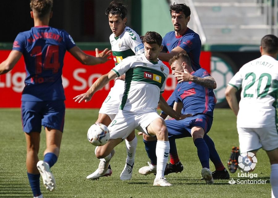 Lucas Boyé pelea un balón en un partido entre Elche y Atlético / LaLiga