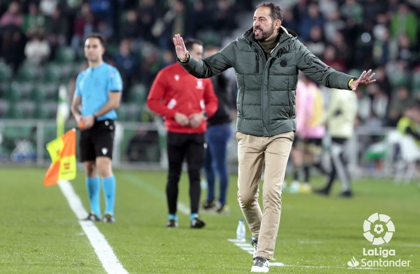 Pablo Machín dirige al Elche ante el Celta, en la temporada 22-23 / LaLiga