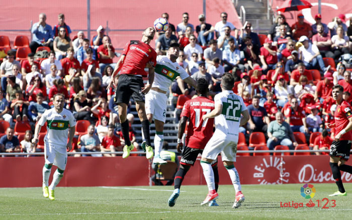 Dos jugadores saltan en un partido entre Mallorca y Elche / LFP