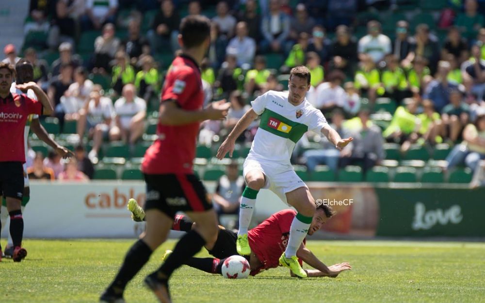 El jugador del Elche Manu Sánchez controla un balón ante un jugador del Mallorca / Sonia Arcos - Elche C.F.