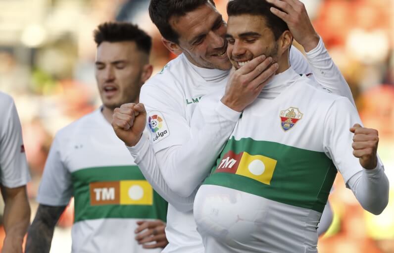 Los jugadores del Elche Manuel Sánchez y Alexander González celebran un gol / LFP