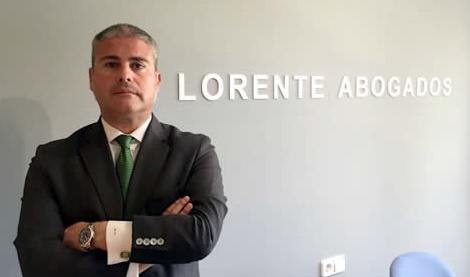 Mariano Lorente, de Lorente Abogados, representante legal de Eventos Petxina SL en su despacho