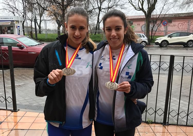 María Quetglas y Rosalía Tárraga posan con su medalla de plata en el Campeonato de España promesa de febrero de 2017