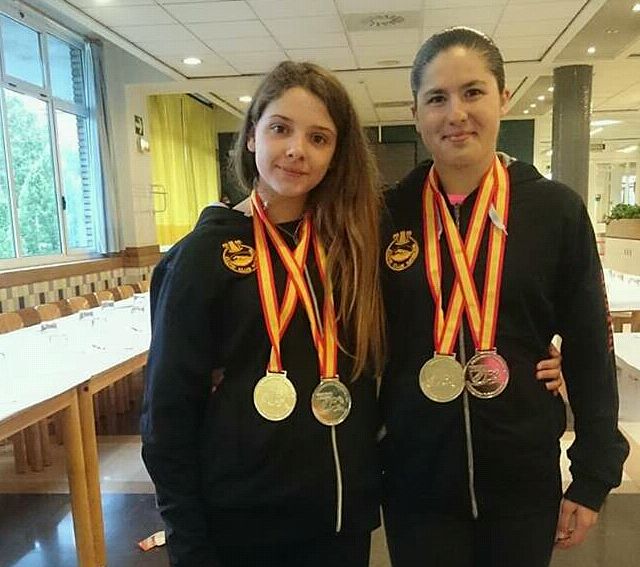 Las nadadoras del Club de Tenis Elche Marina Román y María Candela