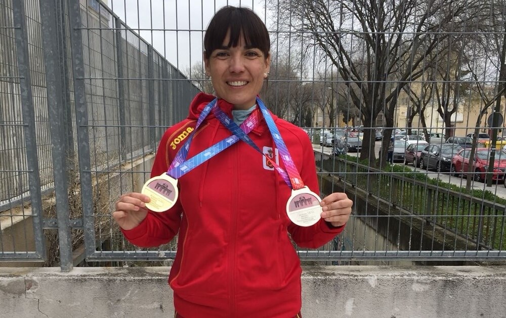 La atleta del Club Juventud Atlética Elche, Marta Cot, posa con su medalla de campeona de Europa Máster en pértiga