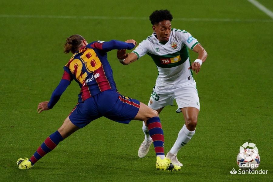 El jugador del Elche, Johan Mojica, realiza un regate durante un partido ante el FC Barcelona / LaLiga