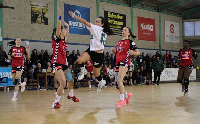 Laura Hernández lanza a portería ante dos jugadoras del Granollers