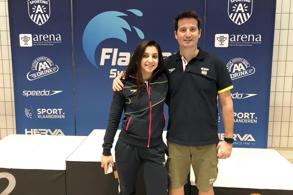 La nadadora Alba Herrero junto a su entrenador Francisco Amat en Amberes (Bélgica)
