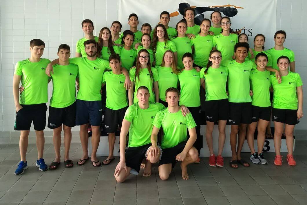 Equipo  junior y absoluto del Club de Tenis Elche en el campeonato autonómico de natación celebrado en febrero de 2018