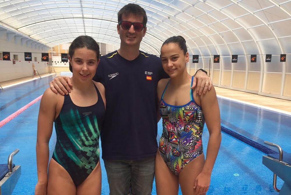 Las nadadoras Miriam Parreño y Marina Lázaro junto a su entrenador Francisco Amat