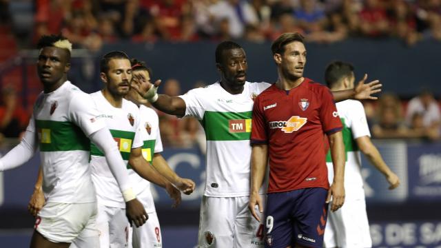 El jugador del Elche Neyder Lozano defiende a un jugador de Osasuna / LFP