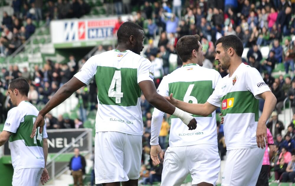 Tekio felicita a Neyder Lozano tras el gol del Elche ante el Cornellá / Cristian Ripoll