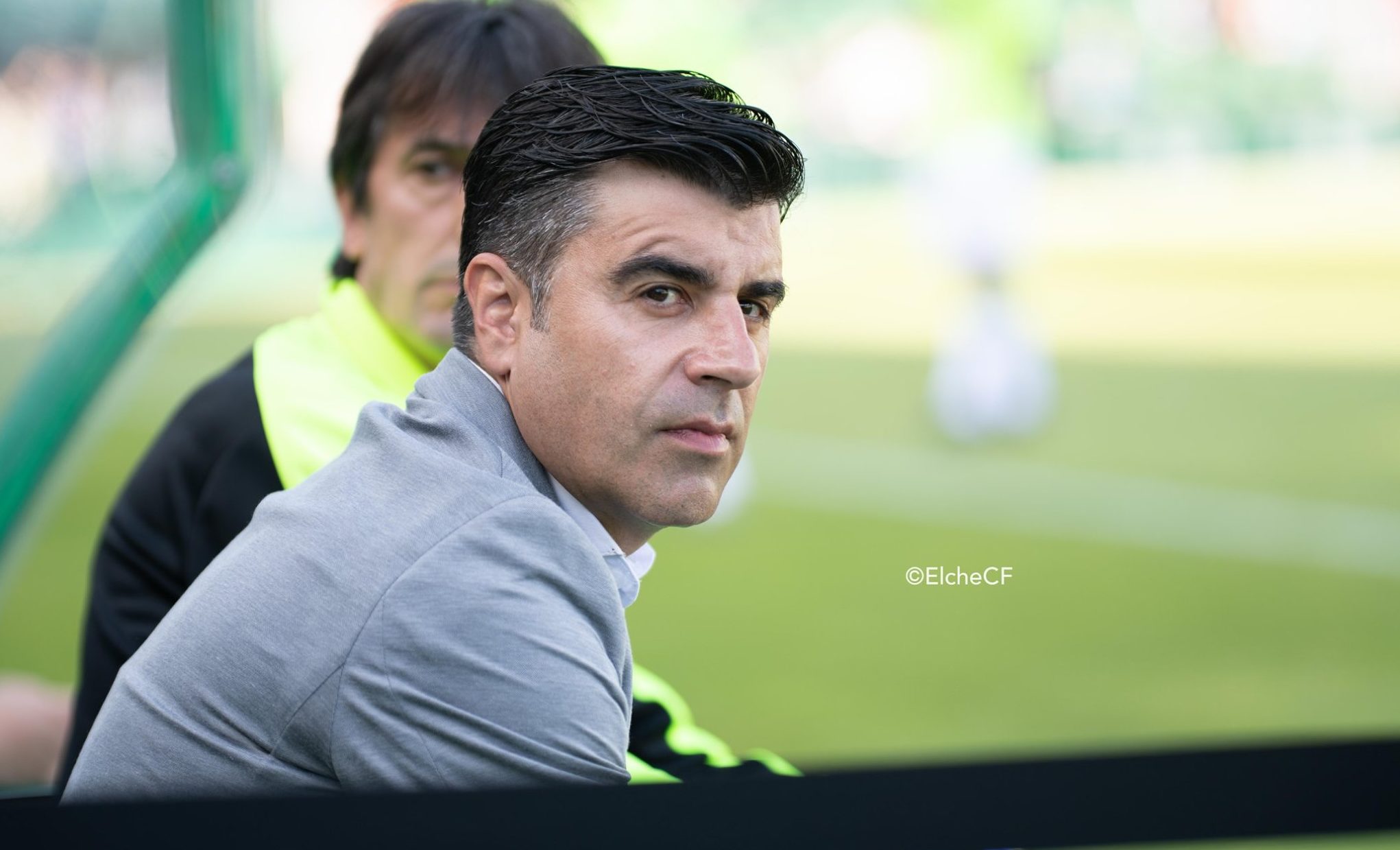 Nico Rodríguez, en el banquillo franjiverde junto a 'Pacheta' en la previa de un partido / Elche CF