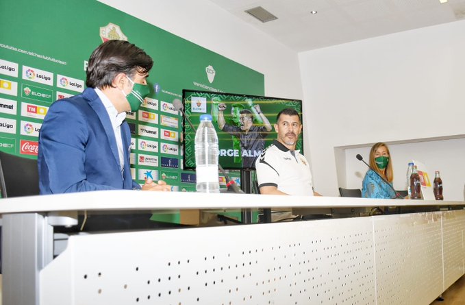 Presentación de Jorge Almirón como entrenador del Elche CF, con Nico Rodríguez y Patricia Rodríguez / Elche C.F. Oficial