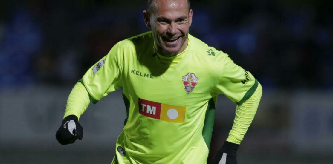 Nino celebra un gol en Badalona